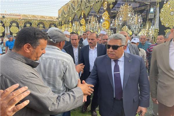 محافظ الدقهلية يشارك أهالي الخضيري أحزانهم