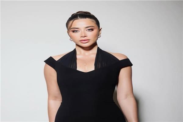  الفنانة يارا السكري