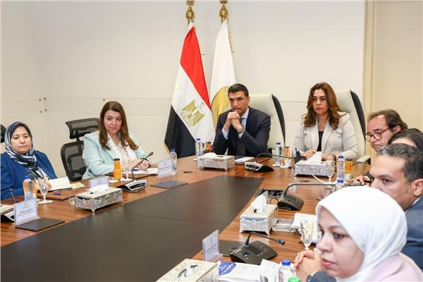 الدكتورة منال عوض وزيرة التنمية المحلية والبيئة والمهندس خالد هاشم وزير الصناعة