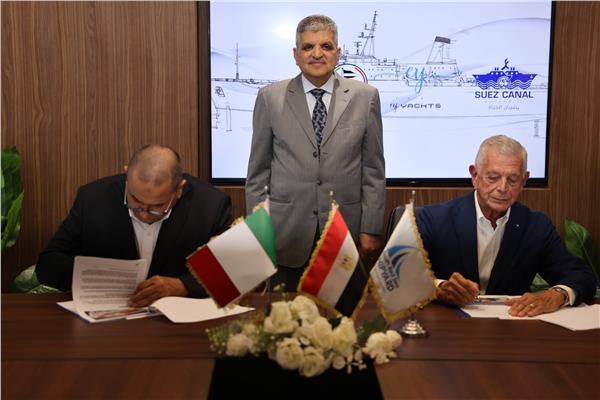 الفريق أسامة ربيع يشهد توقيع عقد