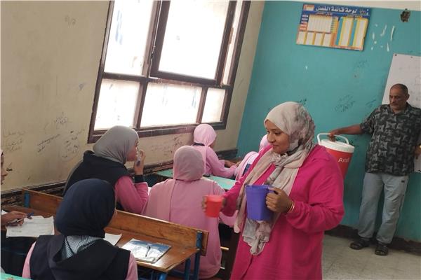 مديرة مدرسة توزع المياه المثلجة على الطلاب