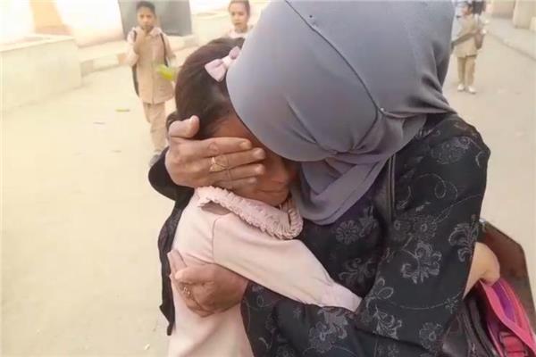 تلاميذ مدرسة يودعون معلمتهم في آخر أيام الامتحانات بقنا