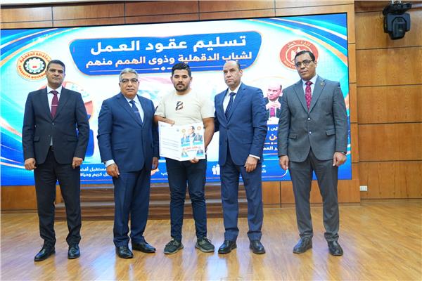 وزير العمل يسلّم عقود للشباب من بينهم ذوي همم