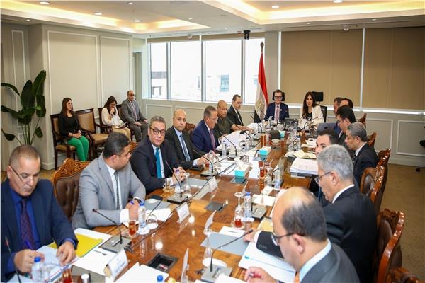 وزيرة الإسكان خلال الاجتماع