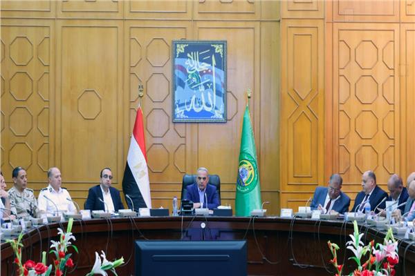 محافظ الإسماعيلية يوجه كافة الأجهزة الرقابية بمتابعة الأسواق