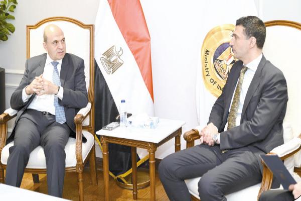  وزير الصناعة مع رئيس غرفة التجارة والصناعة الفرنسية