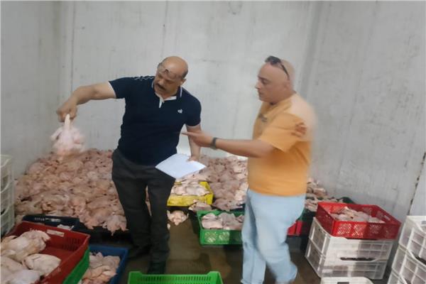 ضبط أكثر من 2 طن دواجن مجمدة غير صالحة بإحدى الثلاجات بالإسكندرية 