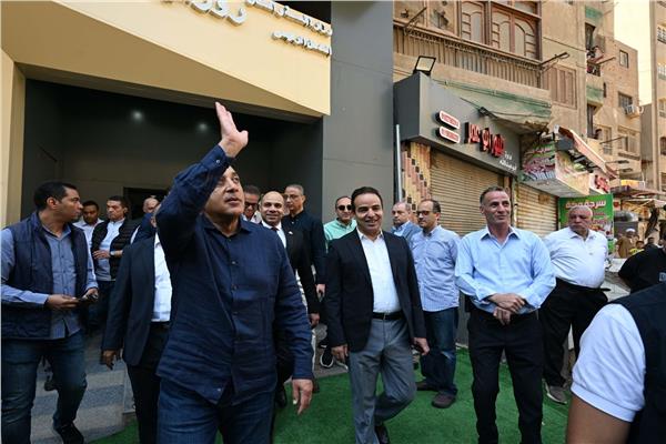 رئيس الوزراء خلال جولة تفقدية بالجيزة