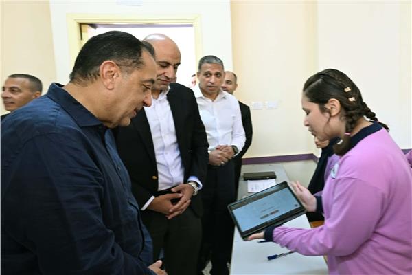 رئيس الوزراء خلال جولة تفقدية بالجيزة