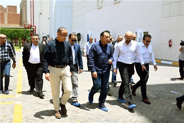 رئيس الوزراء خلال جولة تفقدية بالجيزة
