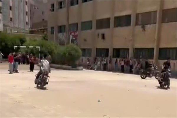 سباق الموتوسيكلات بين الطلاب داخل مدرسة