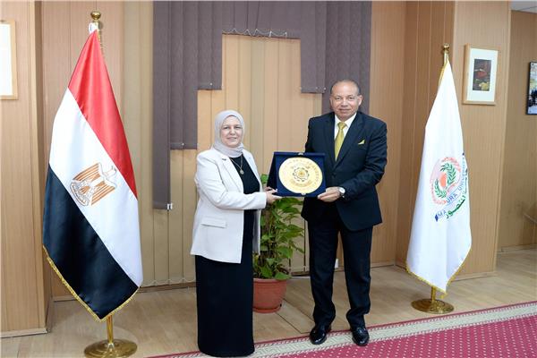 تكريم الدكتورة منال عيد خلال اجتماع مجلس جامعة المنصورة 