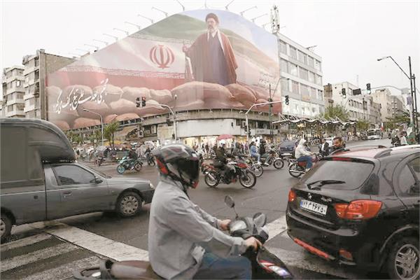 لوحة إعلانية للمرشد الإيرانى مجتبى خامنئي فى طهران