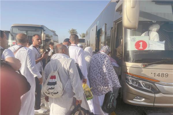 حجاج القرعة يستقلون أحد الأتوبيسات المخصصة لهم