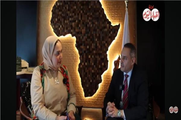 الدكتور أيمن الزغبي خلال حواره مع رئيس قسم الاقتصاد