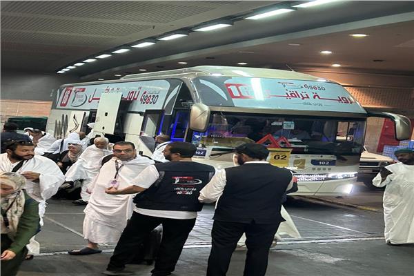 استمرار تدفق حافلات السياحة لنقل حجاج الشركات إلى صعيد عرفات