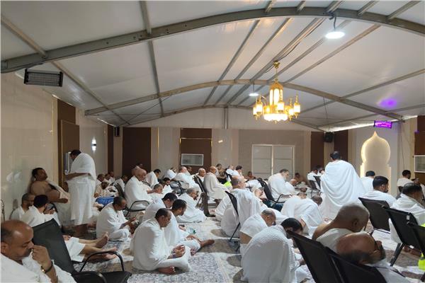  الحجاج أثناء أدائهم للمناسك بمشعري عرفات ومنى