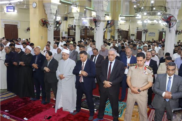 محافظ القليوبية يؤدي صلاة عيد الأضحى بمسجد ناصر 