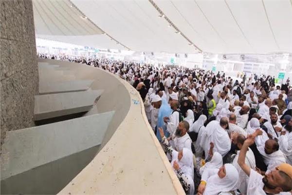 الحجاج يرمون جمرة العقبة الكبرى