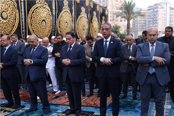 محافظ الجيزة يؤدي صلاة عيد الأضحى بساحة مسجد مصطفى محمود