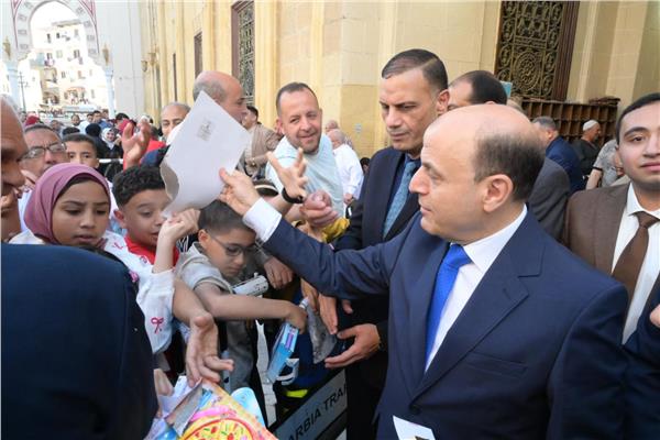 محافظ الغربية يشارك اهالي بطنطا فرحة عيد الأضحى