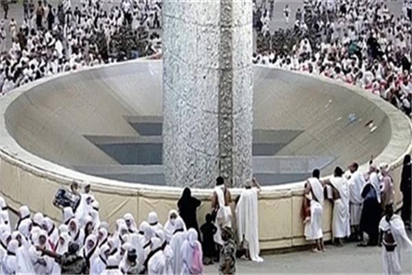 ضيوف الرحمن يرمون جمرة العقبة الكبرى