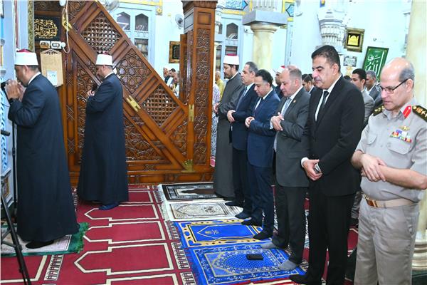 مدير أمن البحيرة ونائب المحافظ يؤدون صلاة العيد 