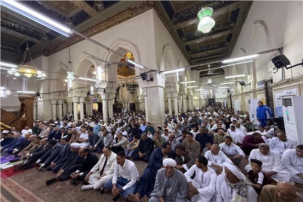 محافظ قنا يؤدي صلاة عيد الأضحى المبارك