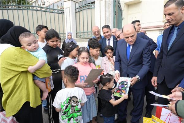 محافظ الغربية يوزع هدايا الرئيس على الأطفال 