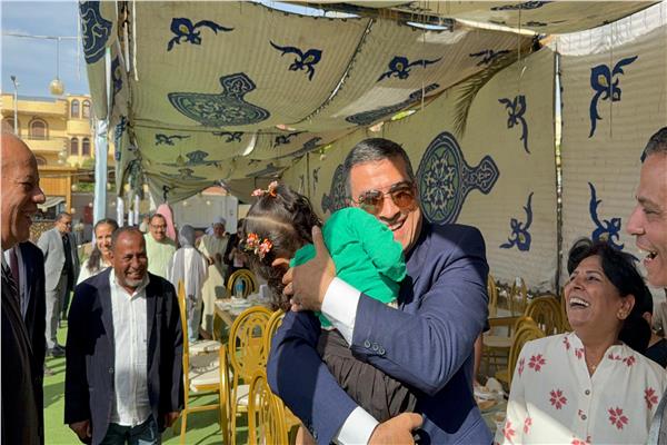 محافظ قنا يشارك أسر شهداء العمل وذوي الهمم فرحة العيد 