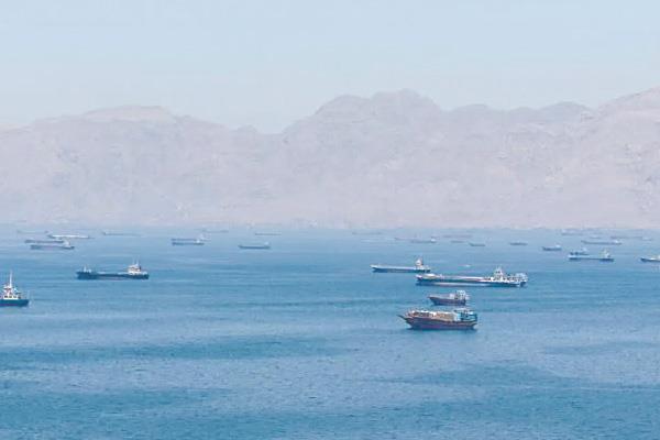سفن تبحر عبر مضيق هرمز