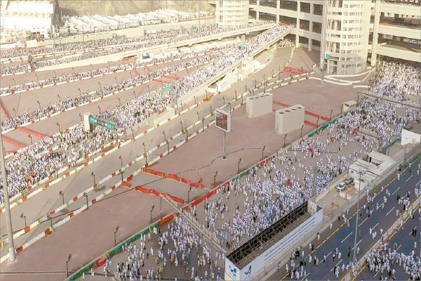 كثافة فى حركة الحجاج المتجهين لرمى الجمرات