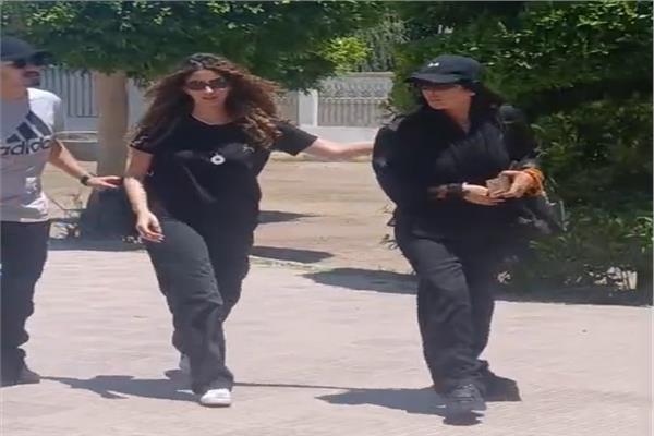 الحزن يسيطر على منى زكي وابنتها