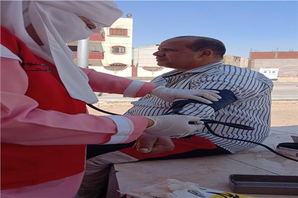 أطقم طبية تقدم الخدمة للمواطنين بالمنوفية