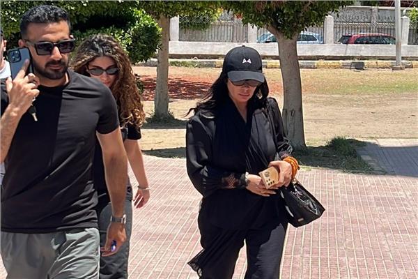  منى زكي وابنتها خلال الجنازة