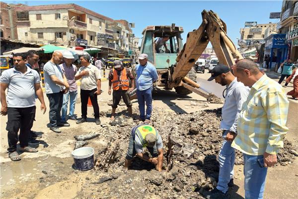 إصلاح خط مياه الشرب الرئيسي بميدان الري بالحامول