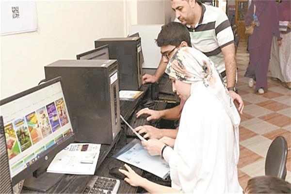 عدد من الطلاب أثناء كتابة الرغبات    