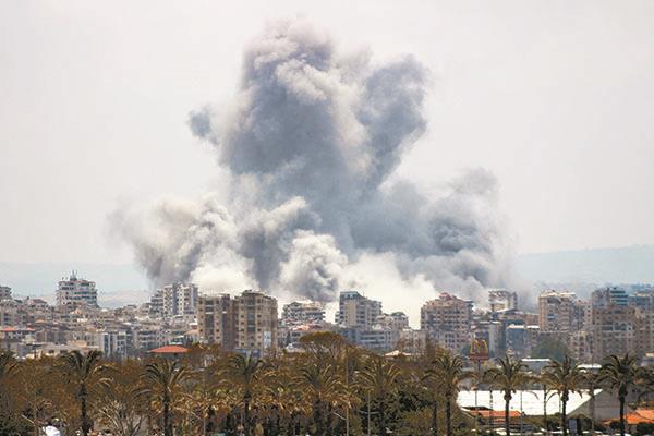 دخان يتصاعد من بلدة صور جنوب لبنان جراء قصف الاحتلال بالأمس  