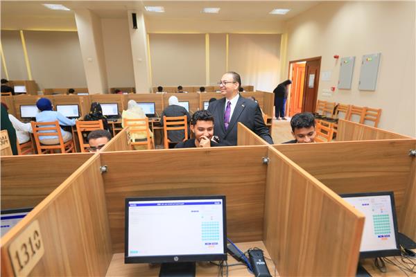 رئيس جامعة كفر الشيخ يتفقد الامتحانات الإلكترونية