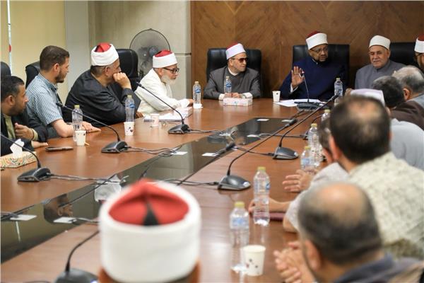 أمين (البحوث الإسلامية) يجتمع بأعضاء لجنة مراجعة طباعة المصحف