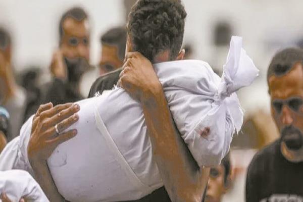 فلسطينى يودع ابنه الشهيد
