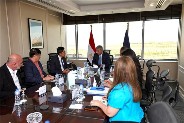 شريف فتحي يبحث توسيع جولات معرض "رمسيس وذهب الفراعنة" 