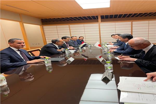 جانب من لقاء وزير الخارجية بوزير التجارة والصناعة الياباني والوفد المرافق له