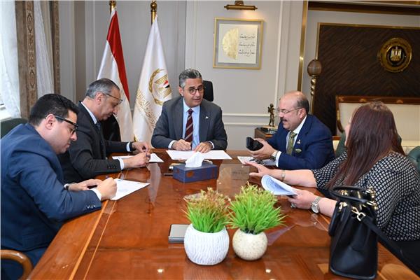  لقاء وزير التموين بعدد من أعضاء مجلسي النواب والشيوخ