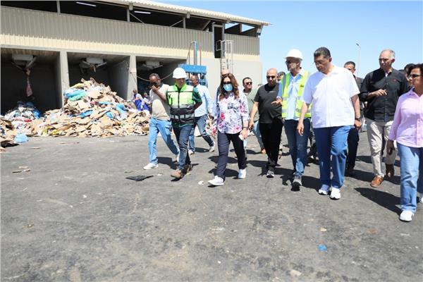 وزيرة التنمية المحلية والبيئة ومحافظ البحر الأحمر يتابعان مصنع تدوير المخلفات بالغردقة