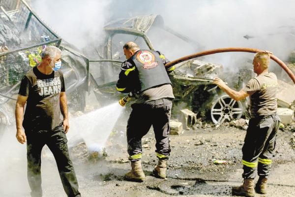 أعضاء الدفاع المدنى يخمدون حريقًا عقب قصف إسرائيلى على جنوب لبنان