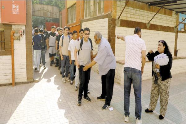 تفتيش الطلاب للتأكد من عدم وجود هواتف معهم قبل دخول اللجان