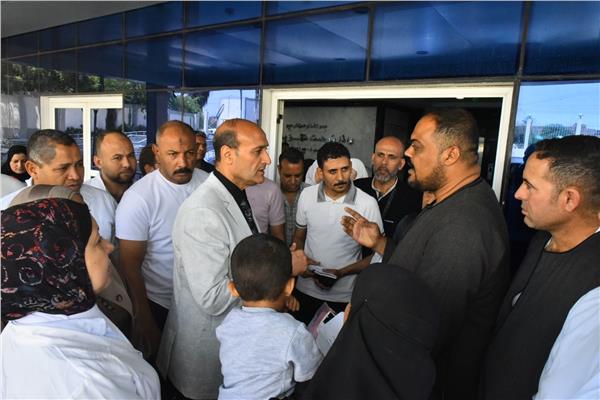 اللواء محمد علوان محافظ أسيوط خلال الجولة 