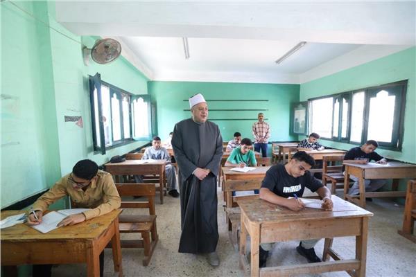 الشيخ أيمن عبدالغني خلال تفقده لجنة الامتحانات