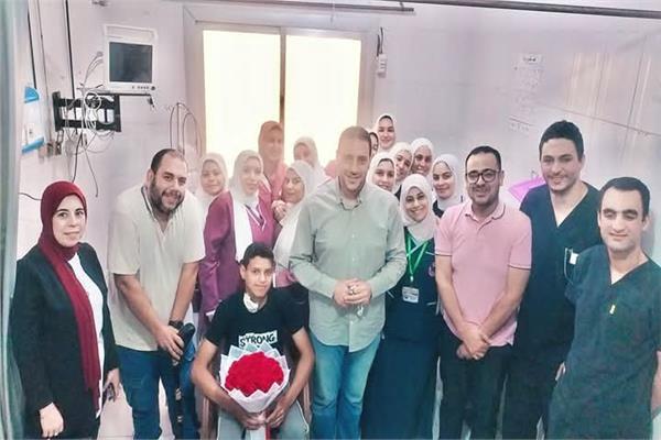 احتفالية بمستشفي بسيون بالغربية بعد عودة طالب غرق في حمام السباحة للحياة مرة اخري